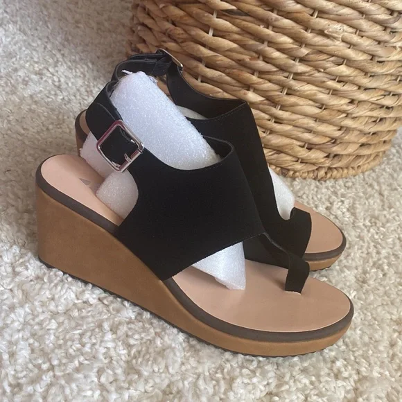 Joli Jolimall Black Faux Leather Platforms - Picture 2 of 10